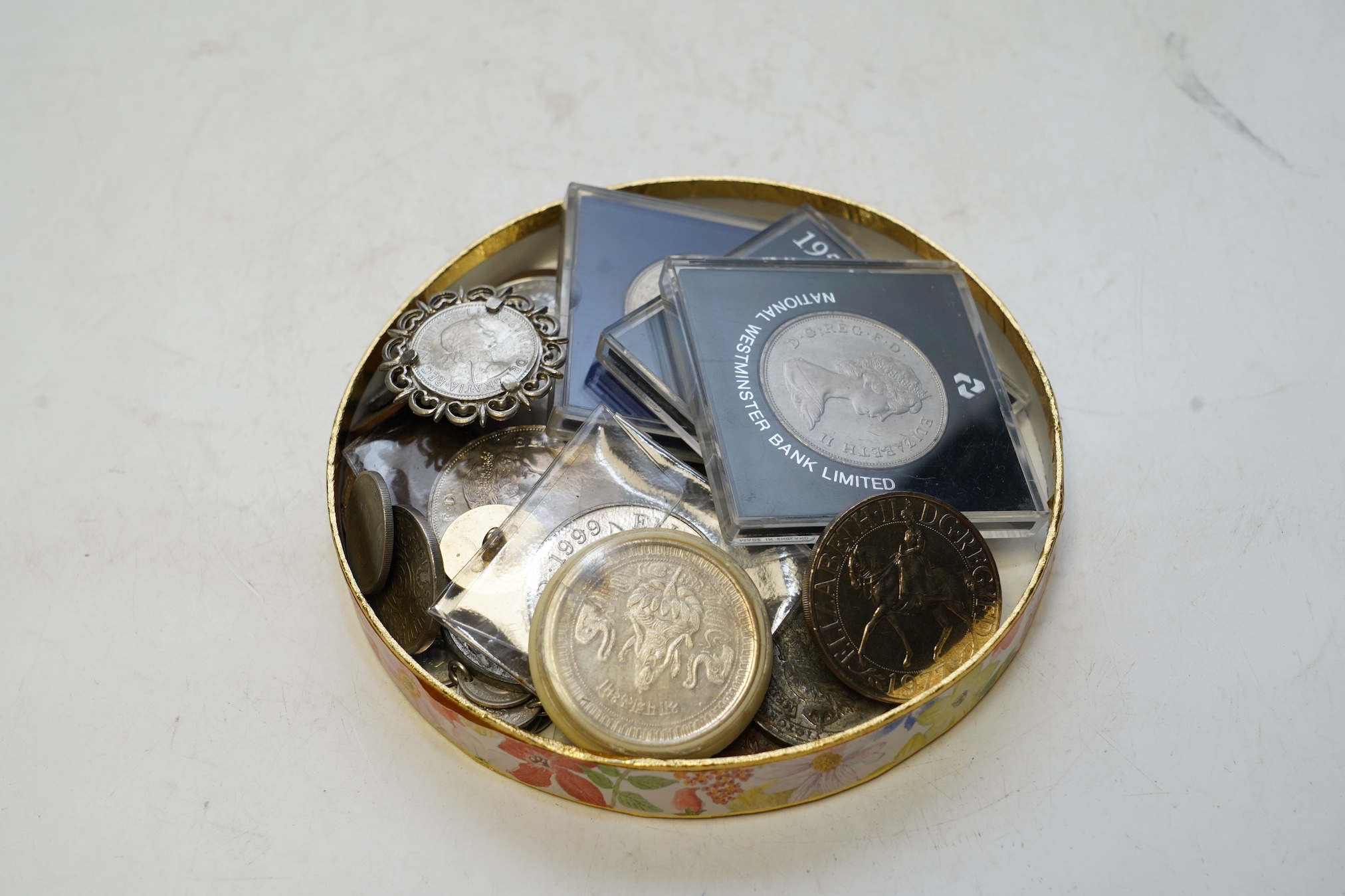 A quantity of assorted coins, including commemorative crowns, etc. Condition - fair to good